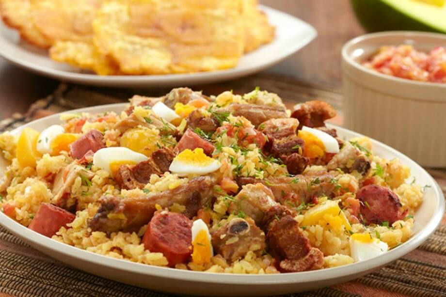 Arroz atollado con pierna y costilla de cerdo. Me encanta la carne de cerdo