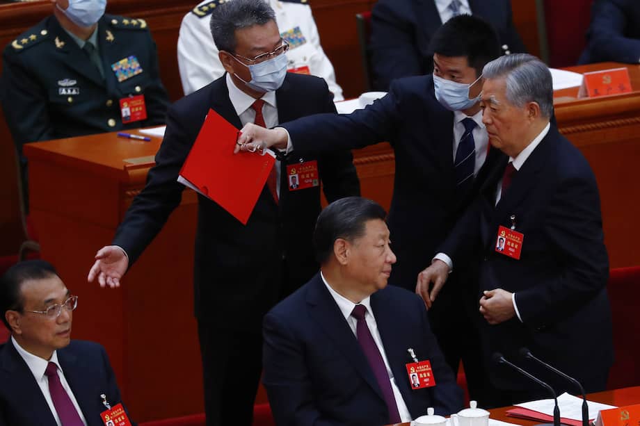 Hu Jintao, expresidente de China, fue conducido fuera del Gran Salón del Pueblo de Beijing cuando se celebraba la ceremonia de clausura del Congreso del Partido Comunista Chino, bajo la presencia de Xi Jinping.