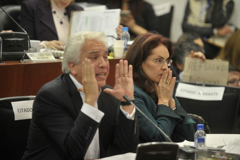 La senadora Viviane Morales, y su esposo, Carlos Alonso Lucio, durante el debate este miércoles. / Óscar Pérez- El Espectador