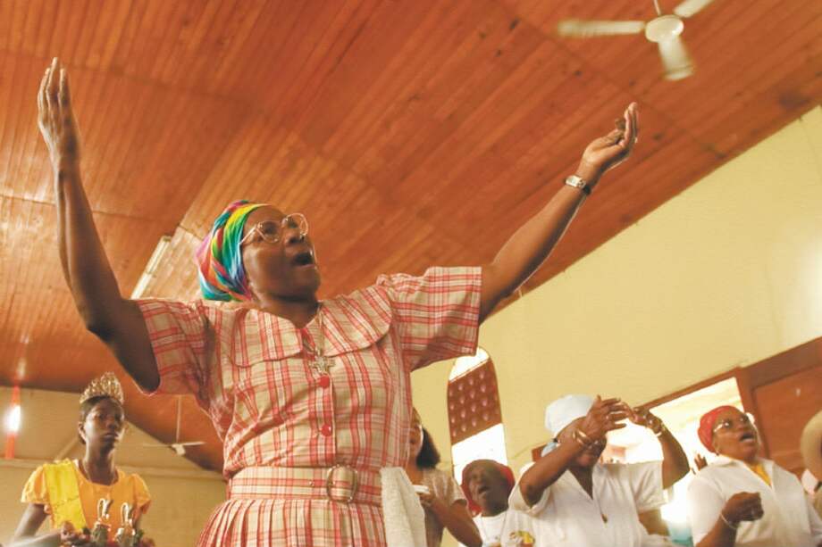 Además de tener su propio idioma, los garífunas tienen prácticas religiosas, culinarias y agrícolas características.