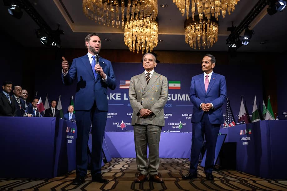 El vicepresidente de Estados Unidos, JD Vance, habla junto al primer ministro de Pakistán, Shehbaz Sharif, y el primer ministro de Qatar, el jeque Mohammed bin Abdulrahman bin Jassim al-Thani.