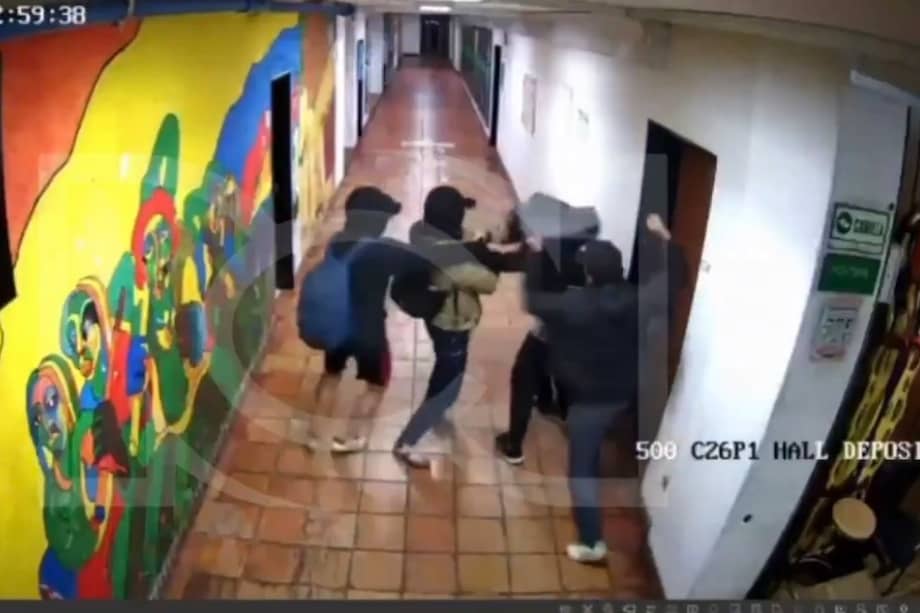Kevin Arrigui, representante estudiantil de la Universidad Nacional, se recupera tras el ataque con arma blanca ocurrido dentro del campus.