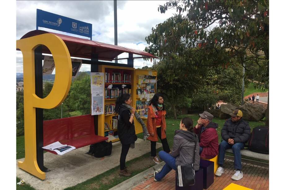 Estos paraderos Paralibros Paraparques (PPP) están diseñados para resguardar 300 libros que buscan ser distribuidos en diversos puntos de Bogotá. / Cortesía Biblored