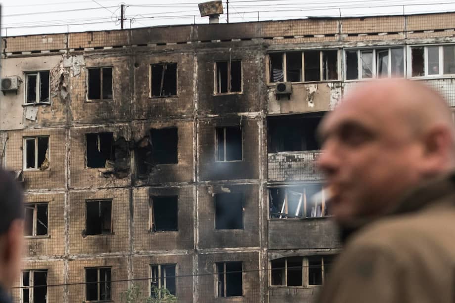 Una vista del lugar donde un dron atacó un edificio residencial de nueve pisos en Kiev, Ucrania, el 7 de mayo de 2025, en medio de la invasión rusa en curso.