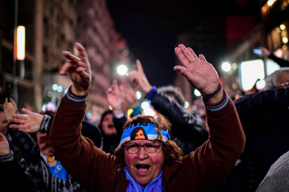 Manifestantes a favor de Cristina Fernández, candidata a la vicepresidencia Argentina, en Buenos Aires. / AFP
