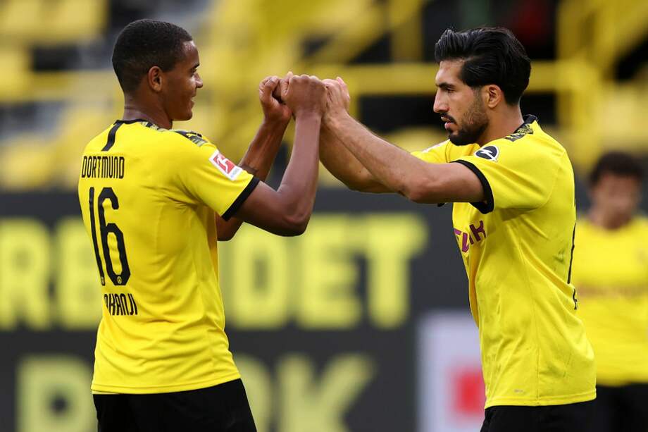 El turco Emre Can (d) celebra el gol que anotó, con su compañero Manuel Akanji. / AFP
