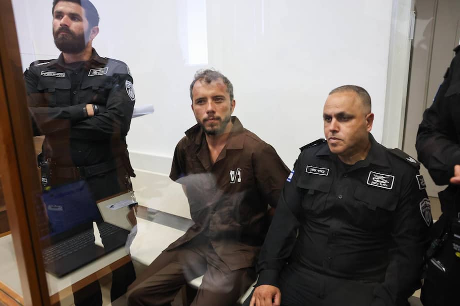 Thiago Avila (C), miembro de la Flotilla Global Sumud, llega para asistir a su juicio por prórroga de prisión preventiva en el Tribunal de Magistrados de Ashkelon.