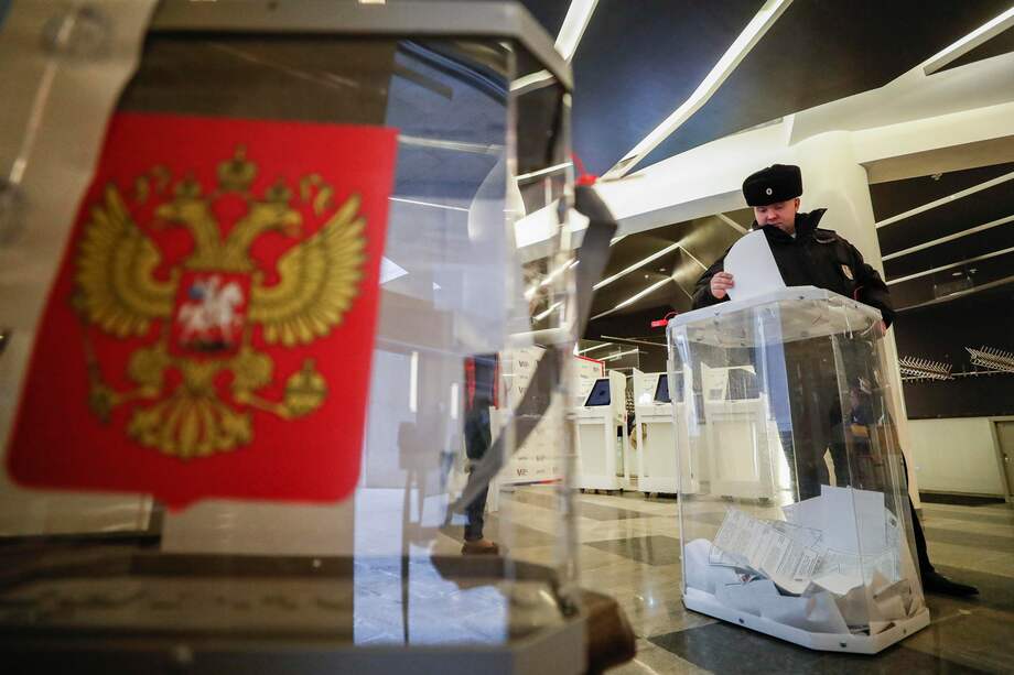 Un policía ruso deposita su voto durante las elecciones presidenciales en Moscú, Rusia, el 15 de marzo de 2024.