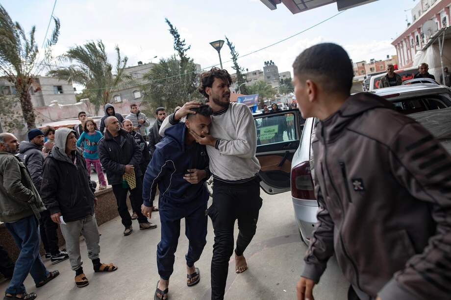 Un palestino herido es trasladado al Hospital Nasser en Khan Yunis, en el sur de la Franja de Gaza, el 12 de enero de 2024, tras los ataques aéreos israelíes en el sur de Gaza.