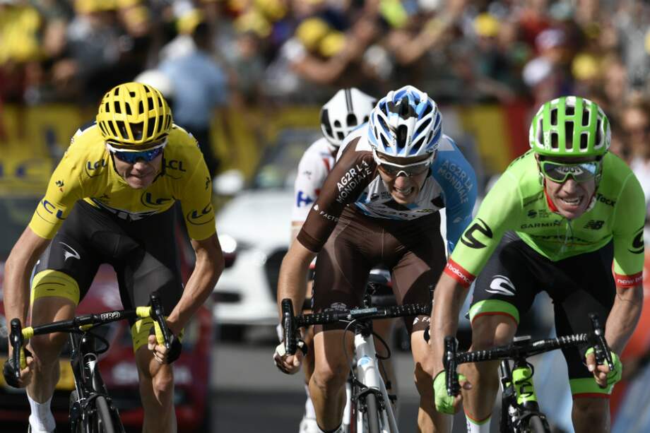 El colombiano Rigoberto Urán (Cannondale) (d), en la llegada a la meta de la etapa 17 del Tour de Francia. / AFP