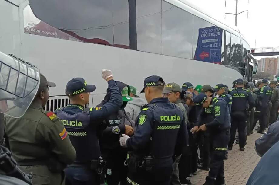 Momento en el que la Policía requisó a los hinchas que transportaban las armas blancas.