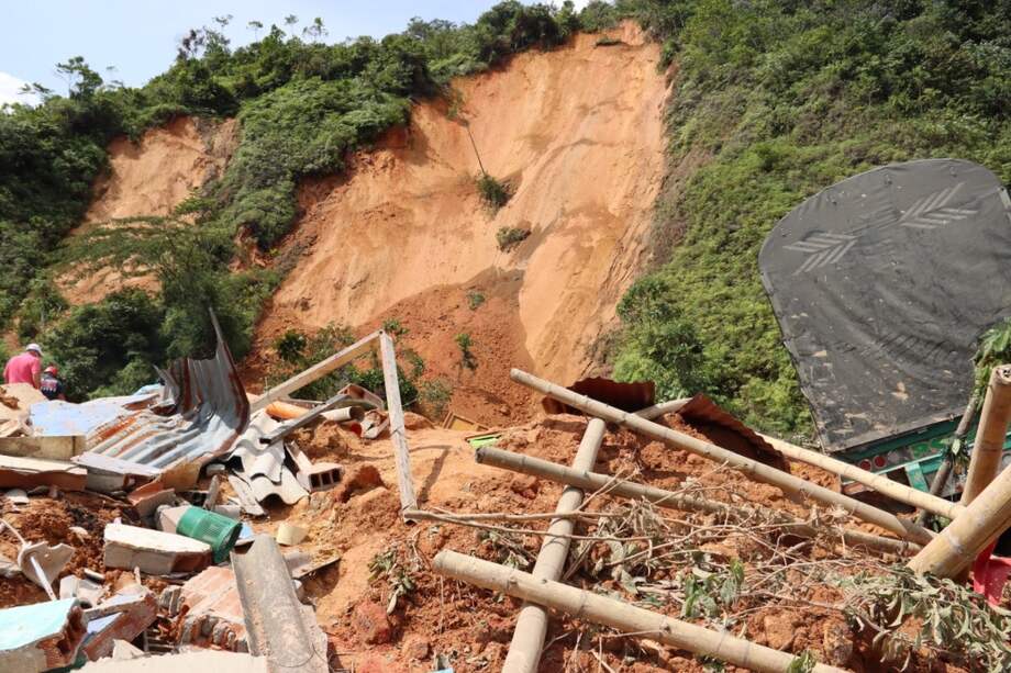 La vía permanecerá cerrada hasta que se logre atender la emergencia y sea seguro transitar por la zona.
