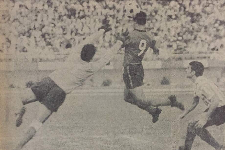 Omar Devani (9), del Medellín, cabecea una pelota frente al arquero Cejas, de Racing, quien a su vez trata de despejar la pelota. / Archivo El Espectador