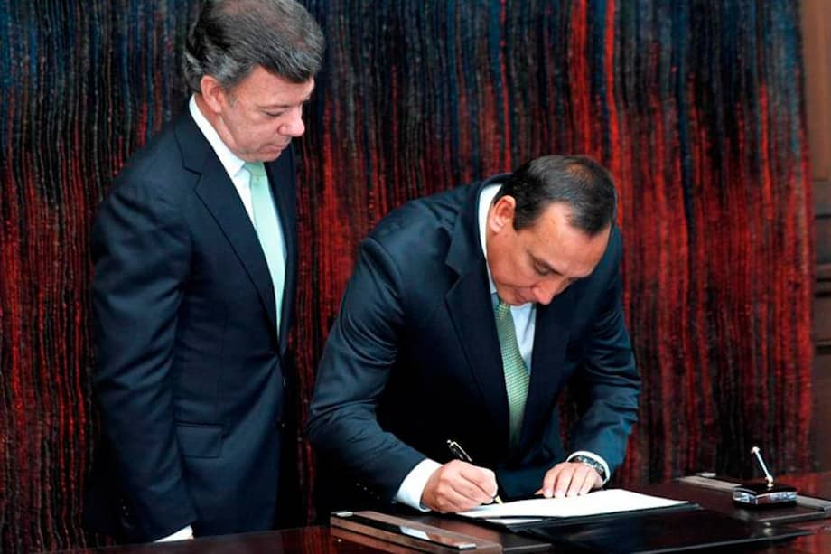 Juan Manuel Santos (i), junto a Luis Eladio Pérez, quien asumió como nuevo embajador de Colombia en Perú. / EFE
