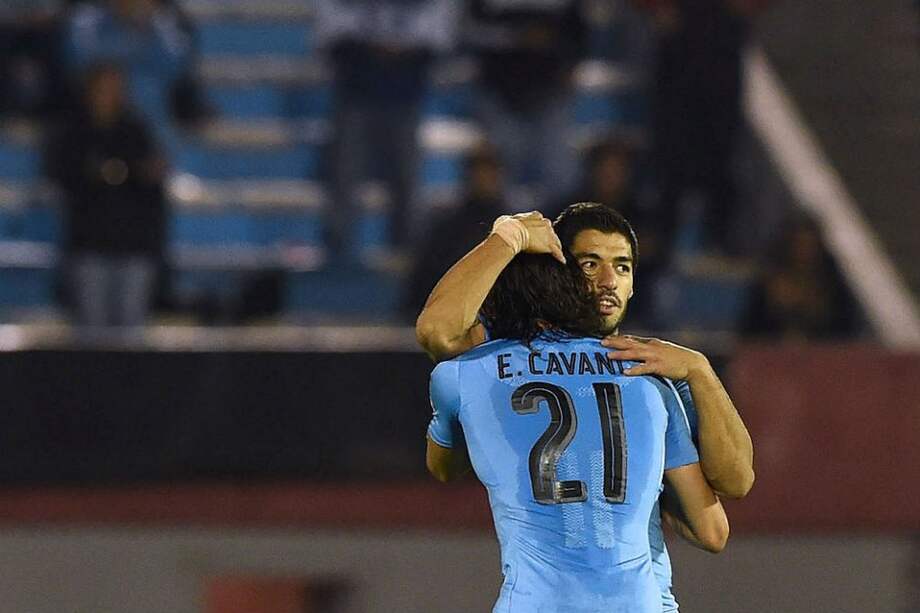 Luis Suárez y Edinson Cavani celebran uno de los goles de Uruguay ante Venezuela. Foto: AFP