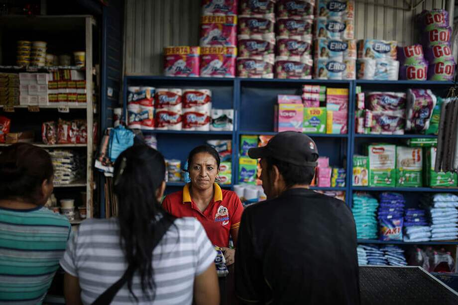 Tienda cerca del puente internacional Simon Bolivar en Venezuela. / Bloomberg