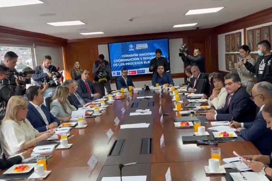 El procurador Gregorio Eljach se reunió con voceros de partidos de oposición e independientes.