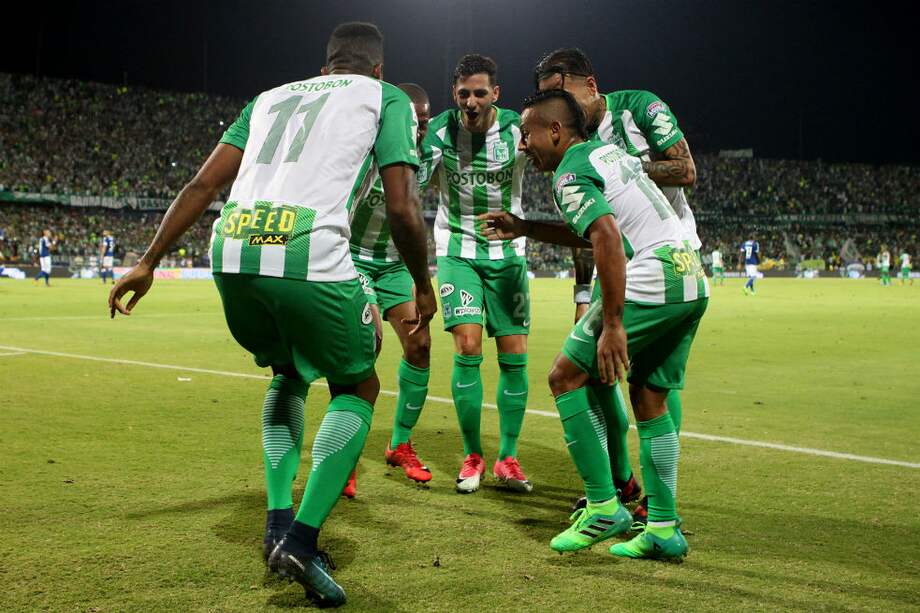 Los jugadores de Atlético Nacional celebran una anotación. / EFE