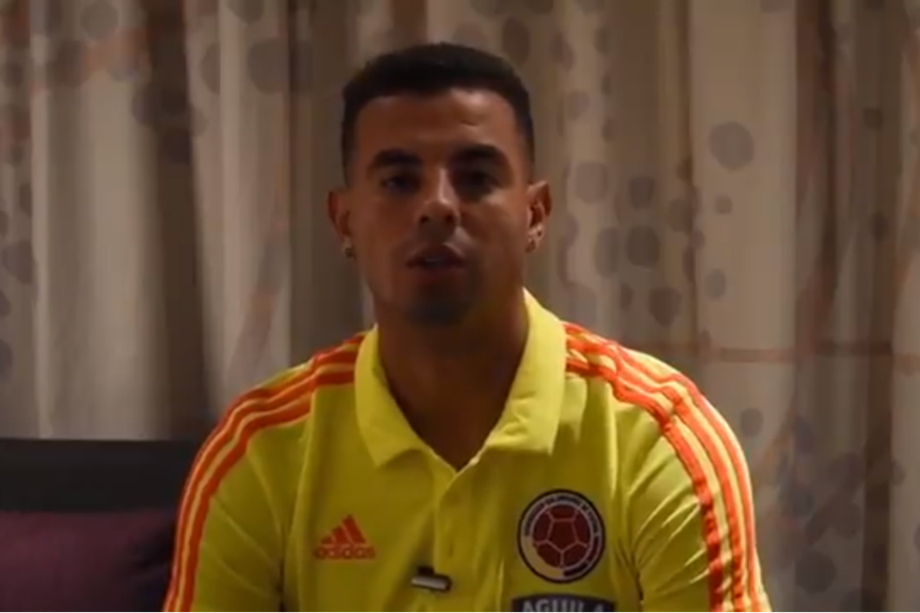 Edwin Cardona estiró sus ojos delante de los futbolistas de Corea del Sur. / @FCFSeleccionCol