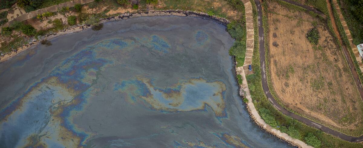 -FOTODELDÍA-MARACAIBO (VENEZUELA) 05/06/2023 - Fotografía aérea de una mancha de petroleo sobre el lago de Maracaibo, (Venezuela). La organización ambientalista Mapache Ecoaventura alertó este lunes sobre una mancha kilométrica de petróleo en el Lago de Maracaibo, el más grande de Venezuela, que está afectando, una vez más, a la vida marina en el estado Zulia (oeste, fronterizo con Colombia). EFE/ Miguel Gutierrez
