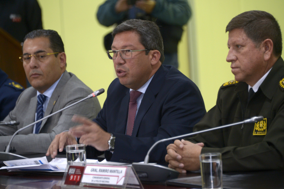 El ministro del Interior ecuatoriano, César Navas, durante la rueda de prensa que se convocó de urgencia en la mañana del 11 de abril. / AFP