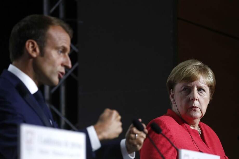 El presidente de Francia Emmanuel Macron junto a la canciller alemana Angela Merkel prometen ayuda para proteger la Amazonia. / AFP