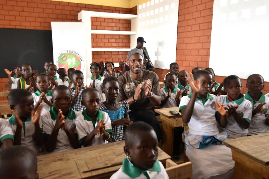 Drogba siempre se ha caracterizado por compartir con las poblaciones vulnerables de su país./ AFP