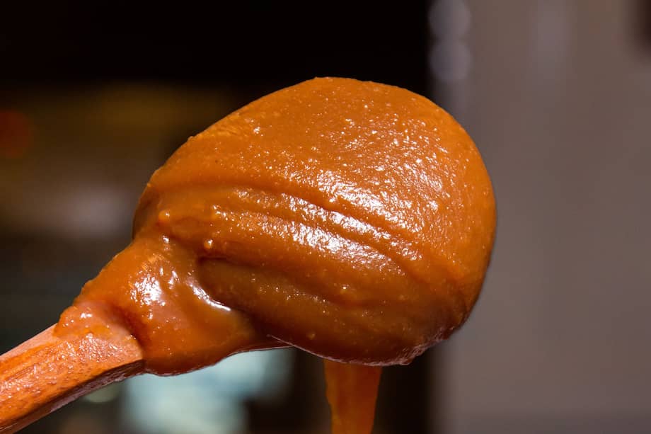 Usa este caramelo salado como acompañamiento en helados o flanes.