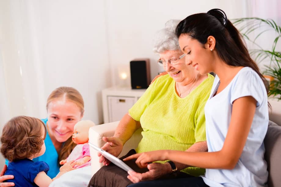 'Me' es un emprendimiento que conecta a las familias con cuidadores para niños y adultos mayores.