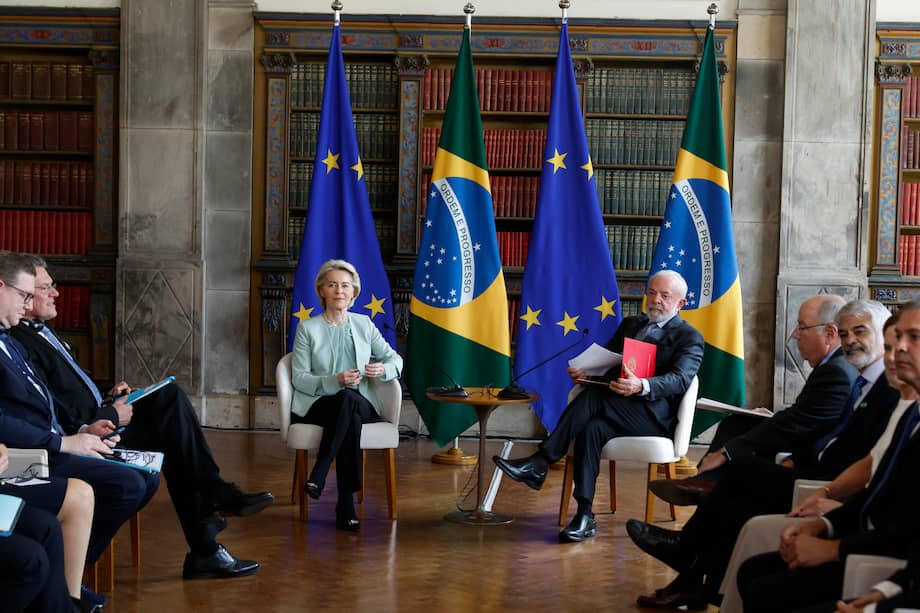 El presidente de Brasil, Luiz Inácio Lula da Silva (c-d), participa en una reunión junto a la presidenta de la Comisión Europea, Ursula Von der Leyen.