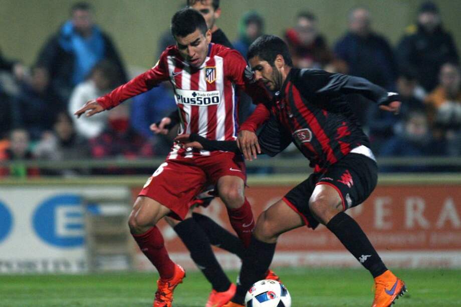 El delantero argentino del Atlético de Madrid Ángel Correa (i) lucha el balón con el portugués Denís Almeida, del Reus. / EFE