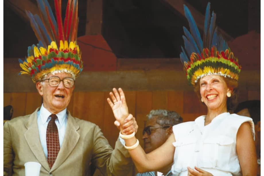 Virgilio Barco Vargas nació el 17 de septiembre de 1921 en Cúcuta y murió el 20 de mayo de 1997 en Bogotá. Aquí con su esposa Carolina Isakson durante una de sus visitas al Amazonas. / Cortesía Fundación Gaia