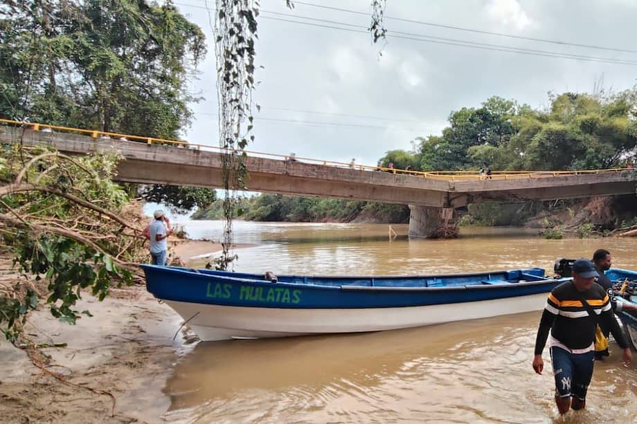 Habitantes cruzan como pueden, entre incertidumbre y cansancio, mientras esperan una solución que no llega.