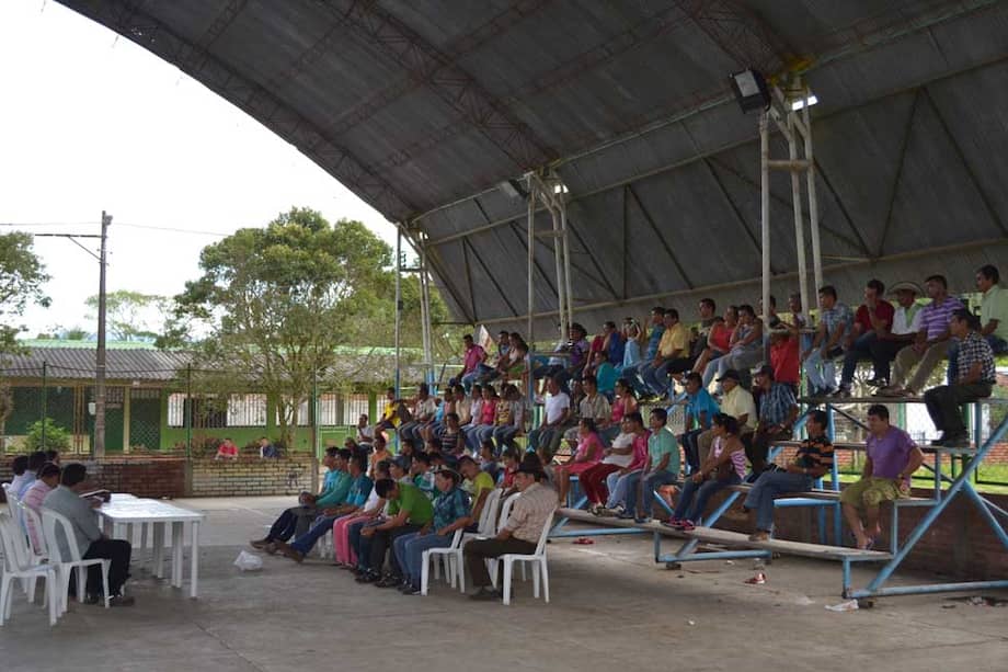 Parte de la comunidad oye atenta la socialización de la primera fase del plan. / Pablo Convers