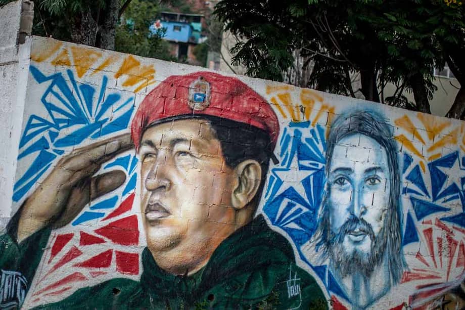 Foto de archivo. Detalle de una pared con un grafiti del fallecido presidente venezolano Hugo Chávez, en el sector popular 23 de enero, en Caracas (Venezuela).