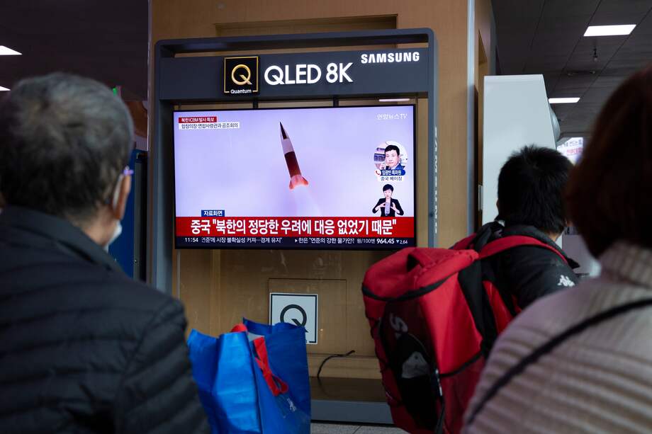 La gente ve las noticias en una estación en Seúl, el 3 de noviembre de 2022. Según el Estado Mayor Conjunto (JCS) de Corea del Sur, el Norte lanzó un misil balístico intercontinental (ICBM) y dos de corto alcance en el mar del Este.