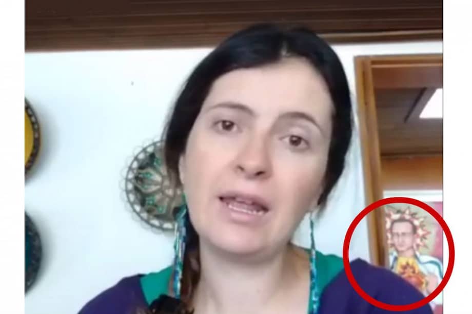 Imagen tomada del video de la senadora Paloma Valencia de agosto de 2016, con el cuadro del Sagrado Corazón con la cara de Álvaro Uribe. / Archivo particular