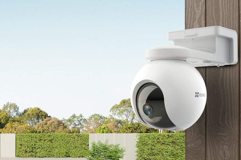 La cámara EB8 funciona como un dispositivo 100% independiente, gracias a que opera con una simcard de datos, baterías y paneles solares.