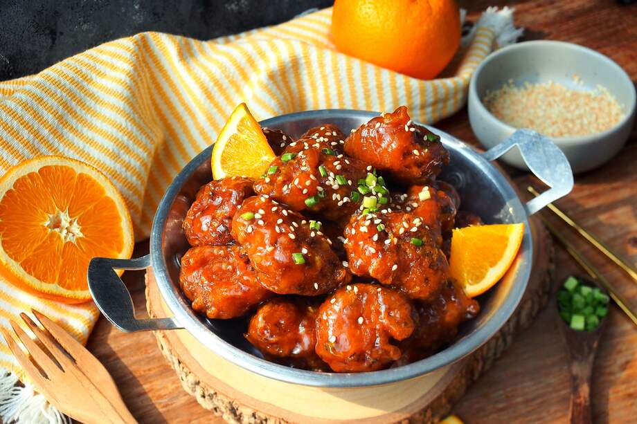 Disfruta de los jugos del pollo con el inigualable sabor de la naranja.