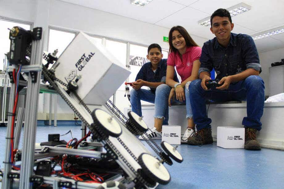 Jóvenes del SENA ganan medalla de plata en la competencia de robótica más importante del mundo