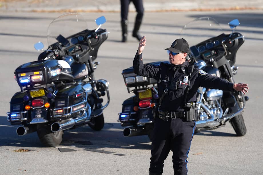 Un integrante de la Policía de Miami detiene el tráfico durante la visita de Donald Trump a Doral, aproximadamente a 23 kilómetros de Miami (Estados Unidos).