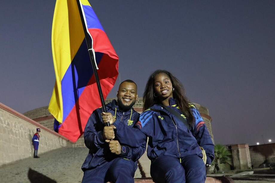 El levantador de pesas Jeison López y la luchadora Tatiana Rentería, ambos medallistas olímpicos, fueron los abanderados de la delegación nacional.