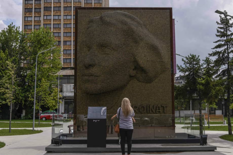 El monumento "Heroínas" honra la contribución y el sacrificio de todas las mujeres durante la guerra en Kosovo, en la que se estima que por lo menos 20.000 de ellas fueron violadas. / AFP