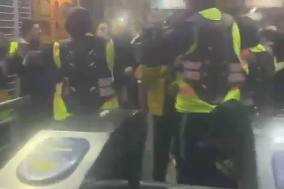 El enfrentamiento entre jóvenes y guardas de seguridad del sistema dejó personas lesionadas y generó reacciones en redes sociales.