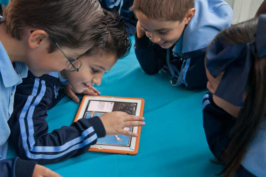 Actualmente, UNO Internacional tiene alianzas con Apple, que provee las tabletas. Algunos de los contenidos son producidos por Discovery Channel, Animal Planet y WWF.