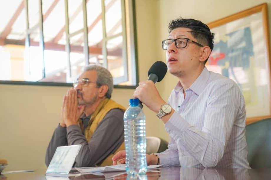 A la izquierda Héctor Iván García, rector designado de la Universidad de Antioquia, y a la derecha, el ministro de Educación, Daniel Rojas.