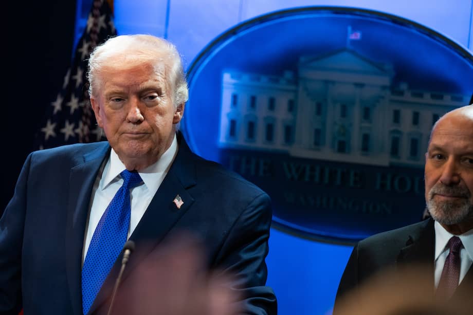El presidente de Estados Unidos, Donald Trump, y Howard Lutnick, secretario de Comercio de Estados Unidos, a la derecha, durante una conferencia de prensa en la sala de prensa James S. Brady de la Casa Blanca en Washington, DC, Estados Unidos, el viernes 20 de febrero de 2026. Trump lanzó una andanada contra los jueces de la Corte Suprema después de que anularan la mayor parte de sus amplios aranceles globales, lo que supuso un duro golpe contra su política económica característica.