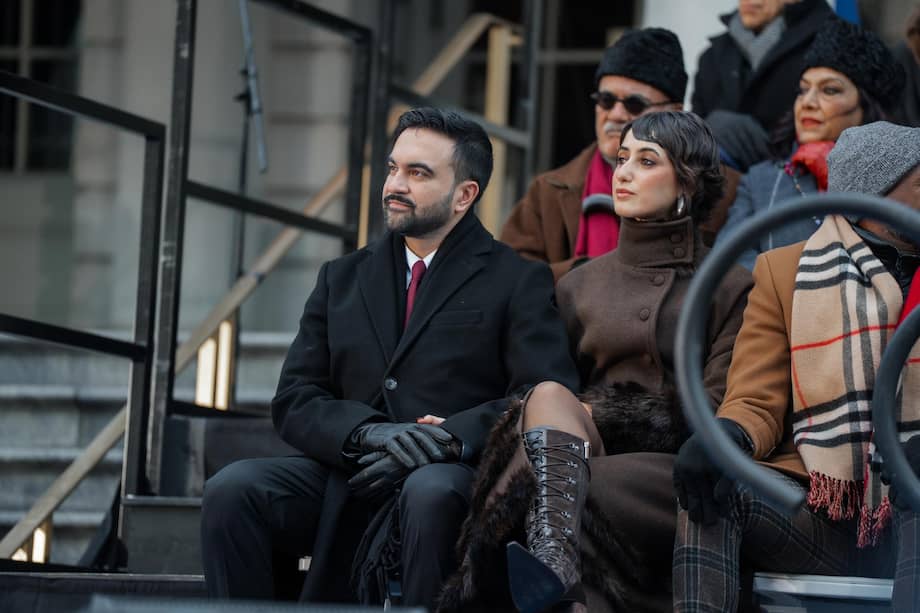 El alcalde de Nueva York, Zohran Mamdani (izquierda), junto a su esposa, Rama Duwaji (derecha), durante la ceremonia de toma de posesión del cargo en Nueva York, Estados Unidos, el 1 de enero de 2026. / EFE/EPA/Olga Fedorova