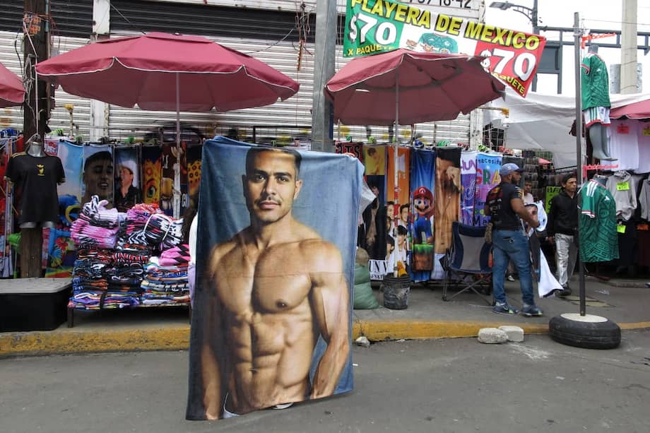 Vendedores exhiben una toalla con la imagen del secretario de Seguridad de México, Omar Garcia Harfuch.