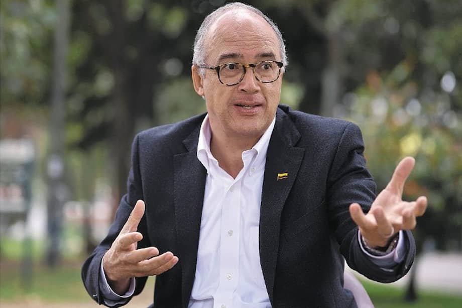 Echeverry dice que para ganar se requieren 12 millones de votos, entre independientes y de partidos. Reivindica ser “un economista con experiencia” y saca pecho por su trayectoria en empresas como Ecopetrol.